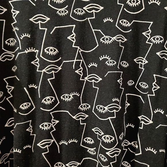 Tahari - My Perfect Shape Top in Face Print - Size 1X - Picture 2 of 5